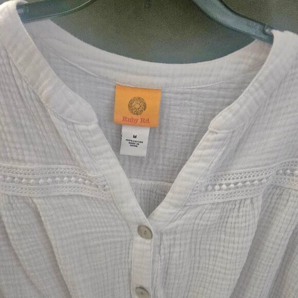 Ruby Rd. Tops - Ruby red Soft boho 100% cotton White crinkle front tie Vneck top M